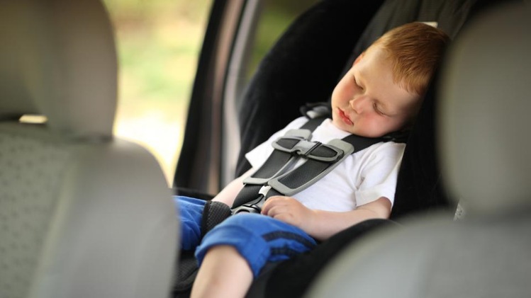 बच्चों को देर तक कार में या बंद कमरों में ना छोड़ें